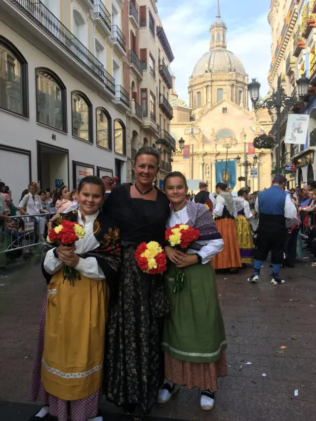 Elena Guallar con sus hijas en el ofrenda de flores de 2019.