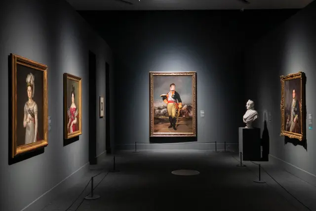 La exposición del retrato del siglo XIX en Caixafórum: esta es la dependencia dedicada al poder. Al fondo, Fernando VII visto por Goya.