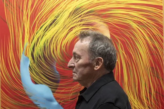 José Manuel Broto ante uno de sus cuadros, que es color, ritmo, gesto y arabesco de felicidad.