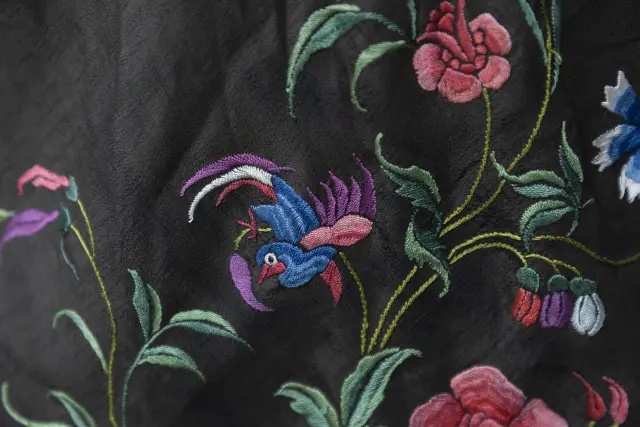 Mantón de ala de mosca, con detalles bordados.