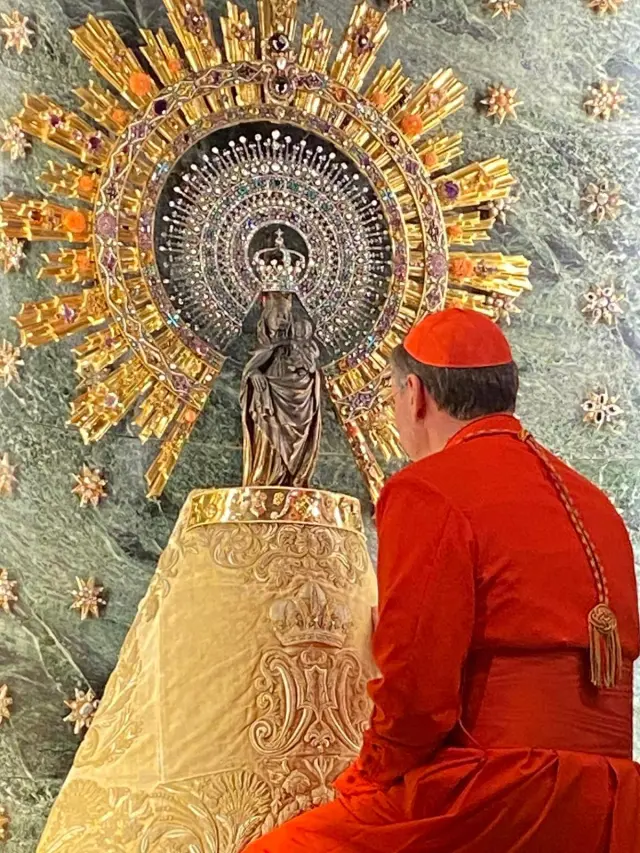 El cardenal Américo Aguiar, ante la Virgen del Pilar.