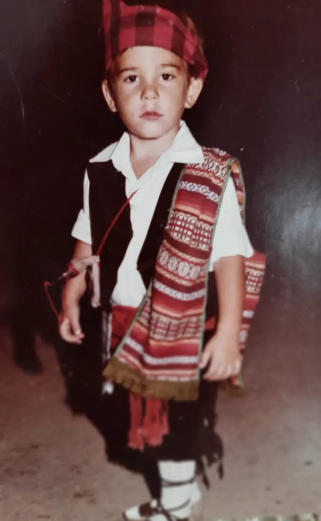 J. J. Sánchez, de niño, vestido con el traje de baturro.