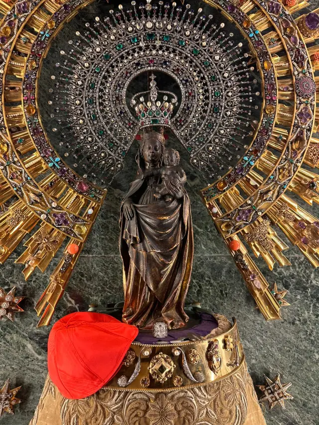 La imagen de la Virgen del Pilar que los fieles encuentras este jueves.
