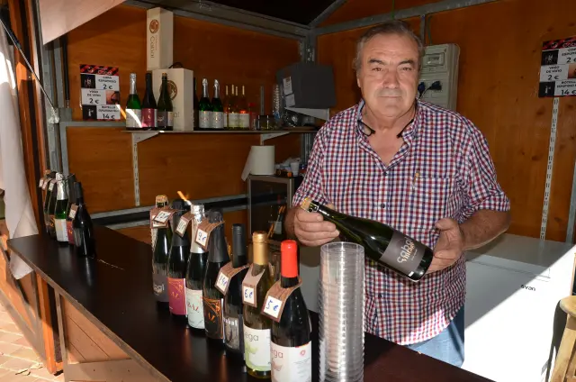 Ángel Arcega muestra el nuevo vino espumoso de su bodega, Cabal Vintage.