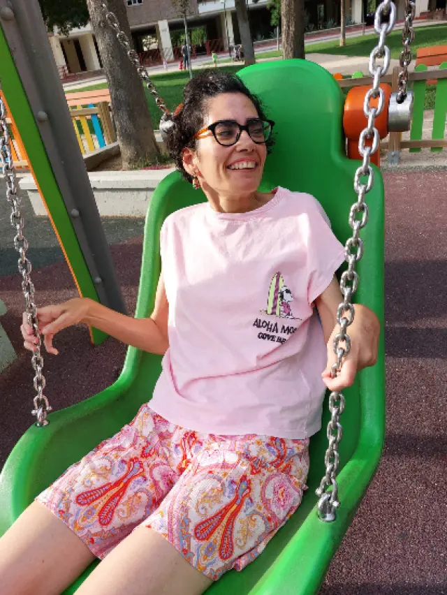 Judit Franco, que tiene una discapacidad intelectual y física severa, en el columpio adaptado del parque Miraflores que ha sido retirado..