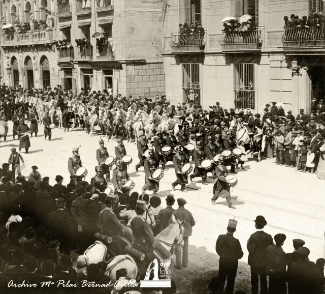 Desfile por el Coso, a la altura del Teatro Principal, con motivo de la visita de Alfonso XIII a Zaragoza en 1903