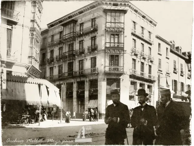 El desaparecido edificio del número 1 de la calle de Alfonso y, en sus bajos, el café Moderno. El Coso y la casa en la que vivió Francisco de Goya.