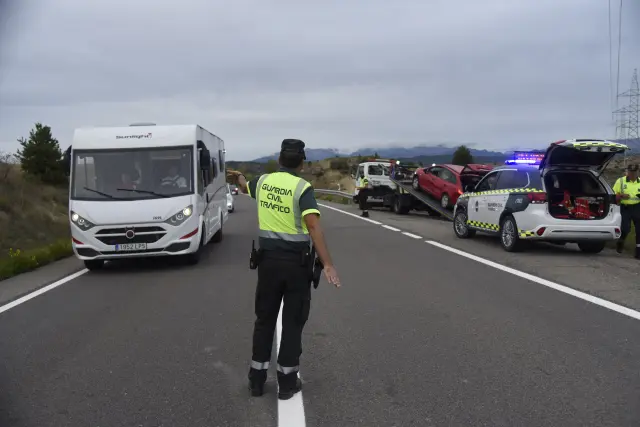 La Guardia Civil ha regulado la circulación para retirar el vehículo accidentado.