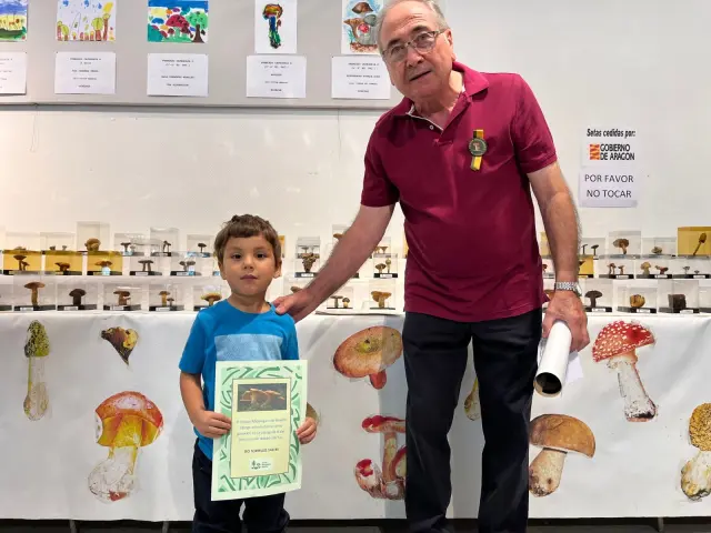 Teo Torrelles recogiendo su premio de dibujo infantil.