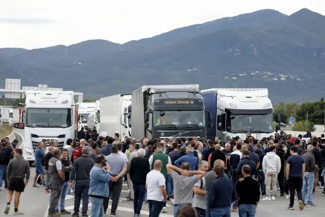 Camiones franceses bloqueando el paso de Le Perthus este jueves.