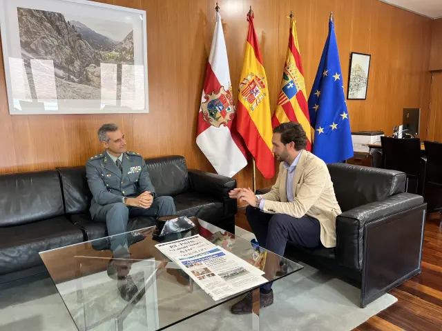 El presidente de la DPH, Isaac Claver, con el teniente coronel de la Comandancia de Huesca, Francisco Pulido Catalán.