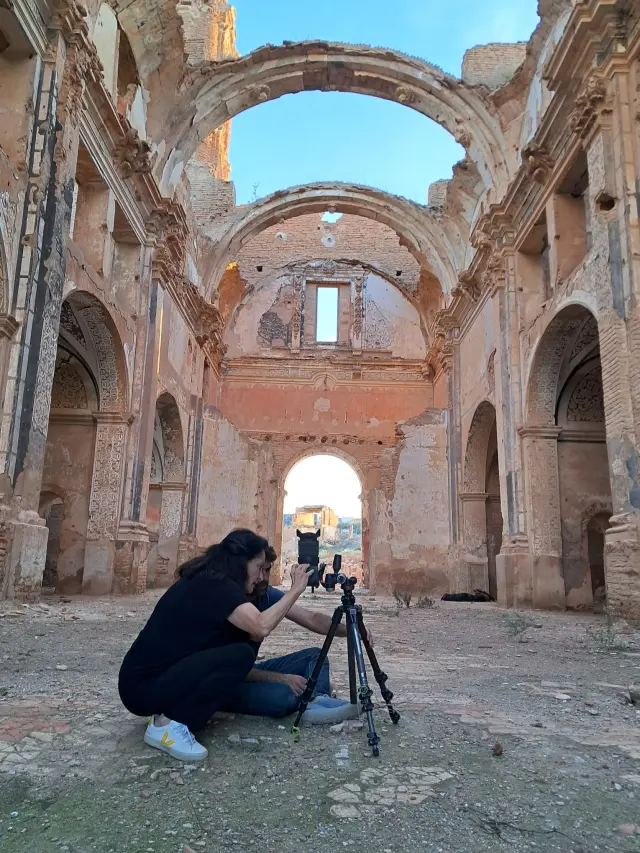 Isabel Muñoz da explicaciones en el interior de una iglesia a un joven fotógrafo.