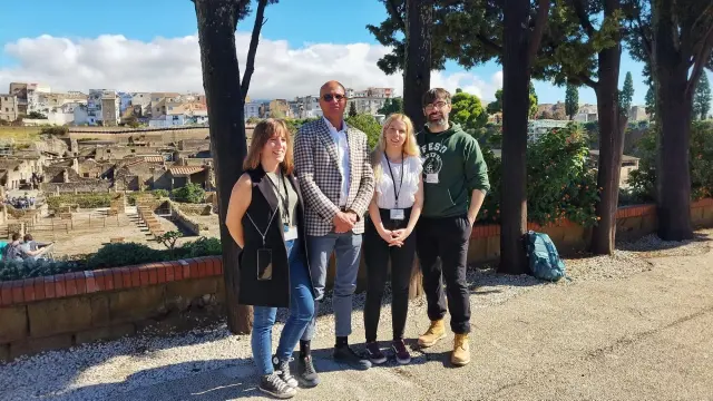 Javier Llovería, Silvia Pradas y Camino Ivars, con el doctor Francisco Sirano, director del parque de Herculano
