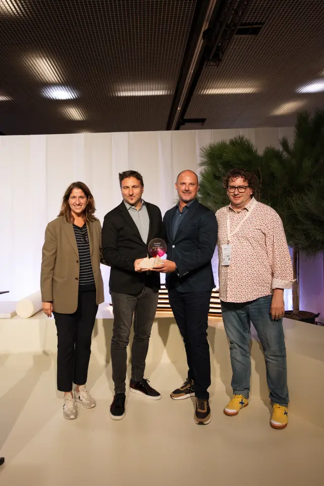 Andrea Spada y Michele Corbani, de Ilmiodesign, recogiendo el premio por su proyecto para el hotel de Canfranc.