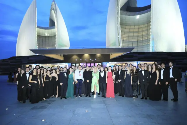 El Opera House de Zhuhai con un retrato colectivo de la ORA.