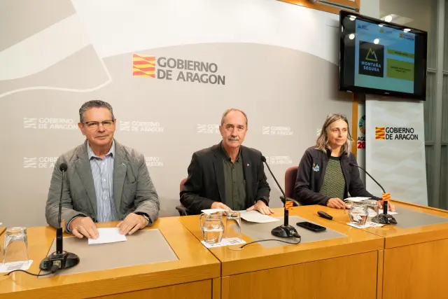 De izquierda a derecha, Laurentino Ceña, Miguel Ángel Clavero y Marta Ferrer, en la rueda de prensa donde han dado a conocer los datos de las encuestas.