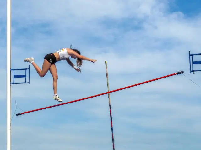Una impresionante toma en las alturas de salto de pértiga femenino.