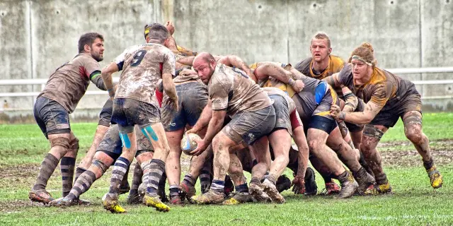 Un intenso partido de rugby jugado en Zaragoza.