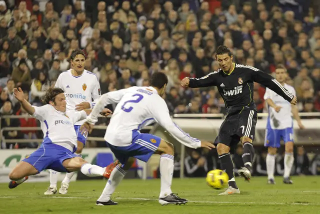 Lanzaro, a la izquierda, durante un partido con el Real Zaragoza frente a Cristiano Ronaldo.