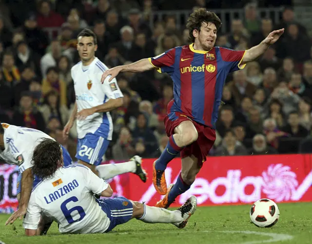 Maurizio Lanzaro, con la camiseta del Real Zaragoza, trata de frenar el avance de Leo Messi