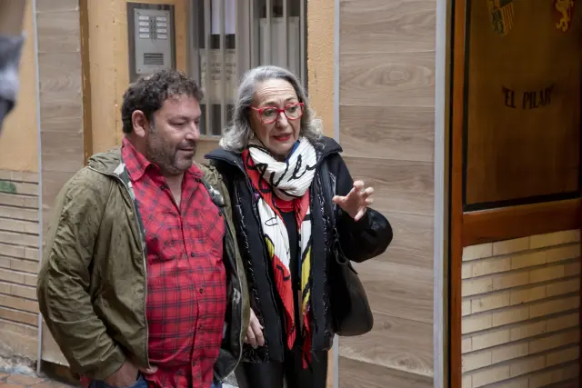 Jorge Asín y Luisa Gavalda pasean por El Gancho y recuerdan al familiar lejano, él, y al director cálido, ella.