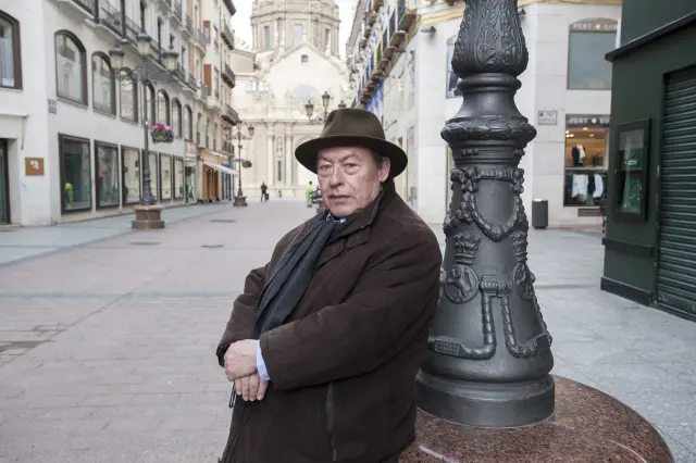 El periodista, ensayista, biógrafo y polemista Gregorio Morán, en la calle Alfonso de Zaragoza.