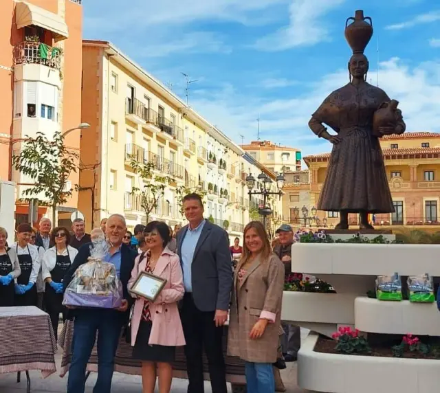 Nieves Navarro junto con el alcalde de Fraga, Ignacio Gramún, y los concejales Javier Catalán y Verónica Alins.
