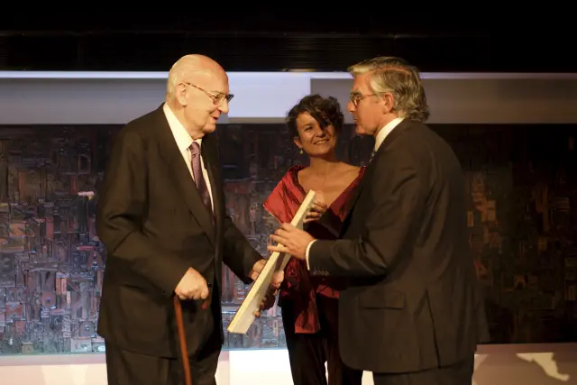 2010. José Luis Borau recibe de Fernando de Yarza el Premio Heraldo al Desarrollo del Conocimiento y a los Valores Humanos.
