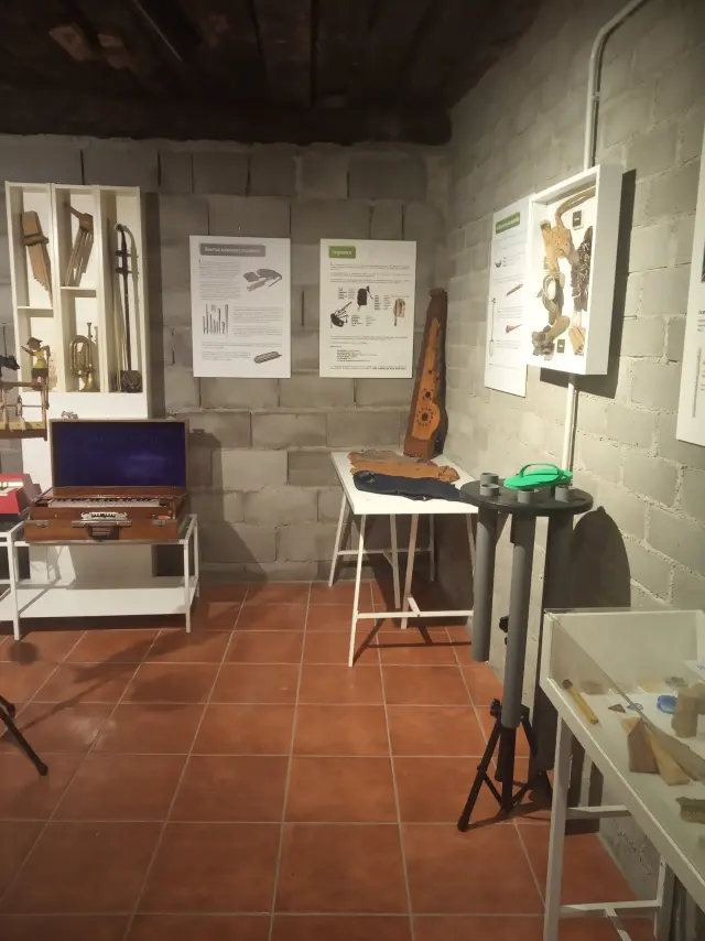 Interior de una de las plantas de Casa Chuglar donde hay instrumentos, carteles y diversos objetos.