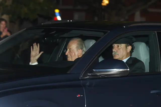El Rey emérito, Juan Carlos I (i), a su llegada al Palacio de El Pardo de Madrid