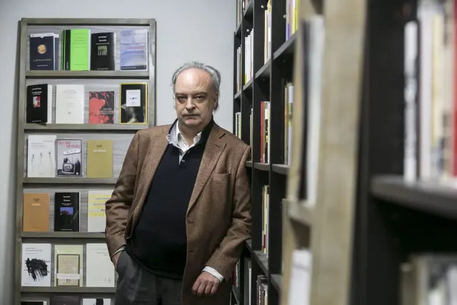 Enrique Vila-Matas, en la desaparecida librería Los Portadores de Sueños.