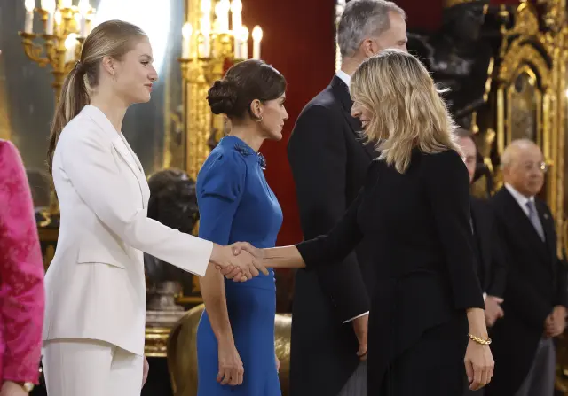 MADRID, 31/10/2023.- La princesa Leonor (i), junto a la reina Letizia (c), y el rey Felipe VI (d), saluda a la vicepresidenta segunda y ministra de Trabajo en funciones, Yolanda Díaz (2d), en el Salón del Trono del Palacio Real, durante el saludo a los invitados al almuerzo, tras el acto en el que se le impuso el Collar de la Orden de Carlos III y del acto de la jura de la Constitución de la Princesa de Asturias por su mayoría de edad ante las Cortes Generales, en una solemne sesión conjunta de las dos cámaras legislativas que se ha celebrado este martes en el hemiciclo de la Cámara Baja. EFE/ Juanjo Martín POOL

