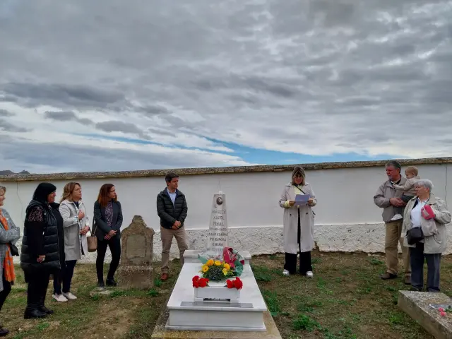 Homenaje del PSOE a Martín Aínsa Pinal en el cementerio de Las Mártires de Huesca.