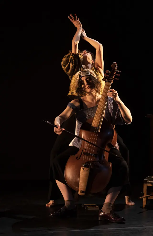 Pilar Almalé, en primer plano, con su instrumento; detrás, la bailarina y coreógrafa Ana Continente como Artemisia Gentileschi.
