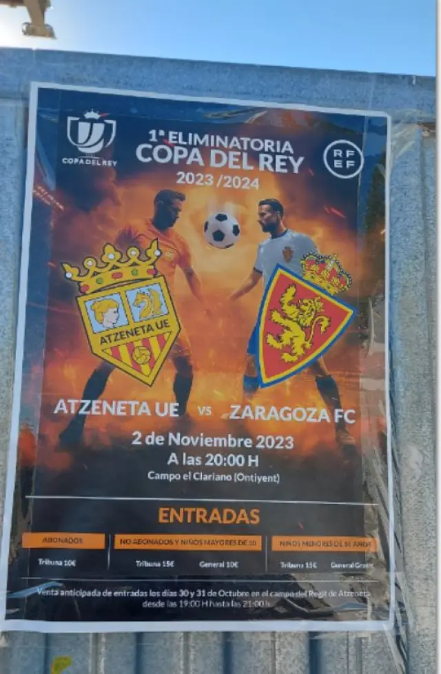 Cartel anunciador del partido de Copa de este jueves, en la puerta del campo de El Regit del Arzeneta UE.