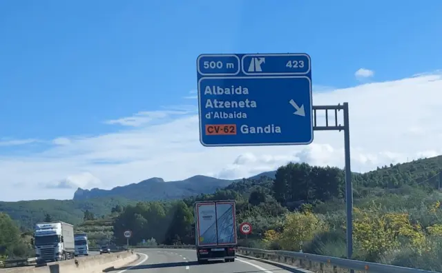 Desvío de Arzaneta de Albaida en la autovía.