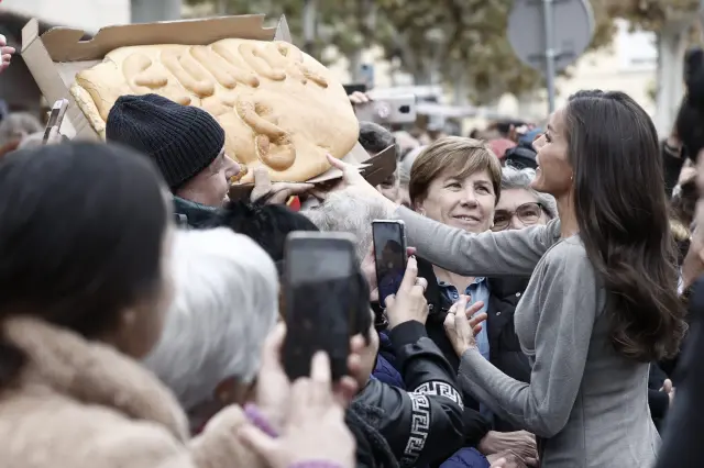 El panadero de Baigorri Alfonso Ablitas le entrega una barra de pan gigante con el lema: Leonor 18.