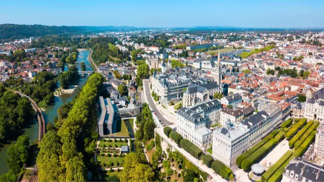 Vista desde arriba de la bonita ciudad de Pau, en Francia