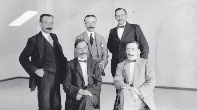 Manuel Lorenzo Pardo, de pie y en el centro, con un grupo de colaboradores de la Confederación Hidrográfica del Ebro.