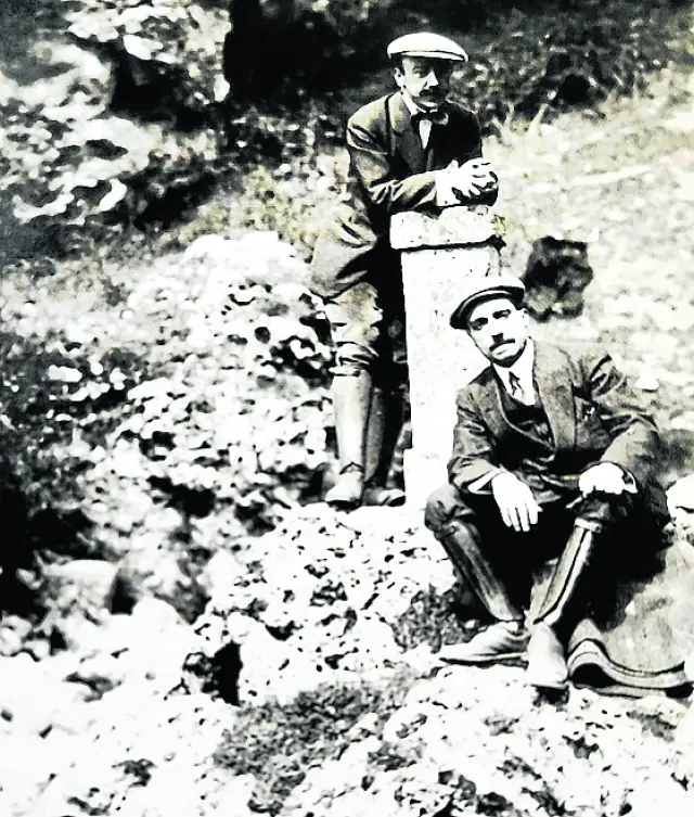 Manuel Lorenzo Pardo, de pie, y Valenzuela La Rosa, director de HERALDO, que fueron grandes amigos.