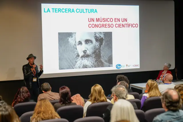 El músico Antonio Arias ofrece una comunicación en el Congreso de Comunicación Social de la Ciencia celebrado en Granada.