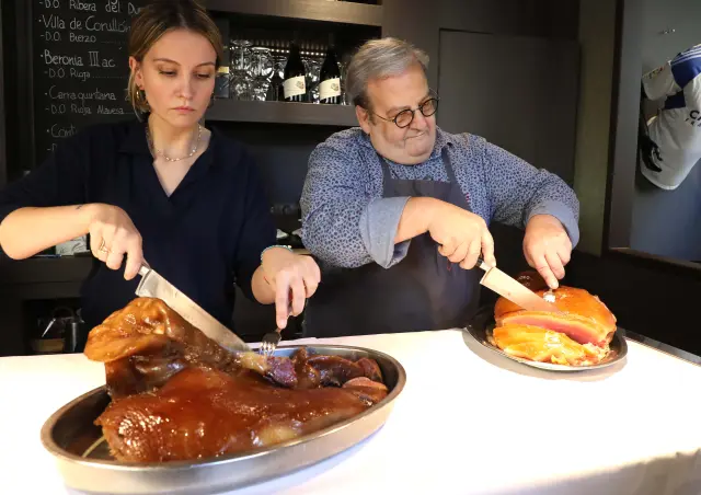 José Luis y Carlota Iglesias, del restaurante Cabanas de Lalín (Pontevedra), troceando el lacón y la cacheira