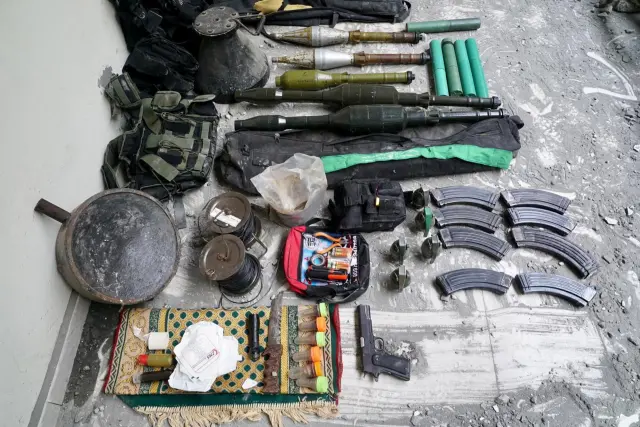 Imagen de un folleto de armas y otros equipos que, según el ejército israelí, fueron encontrados durante sus operaciones en Gaza