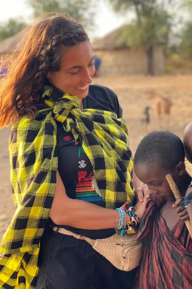 Laura Armada, con un niño, durante su viaje solidario a Tanzania.