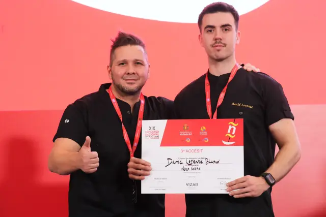 David Lorente y Álex Viñal reciben el premio en el Concurso Nacional de Tapas de Valladolid.