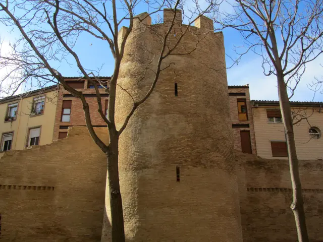 La muralla medieval de Zaragoza, cuya restauración fue obra de Úrsula Heredia Lagunas.