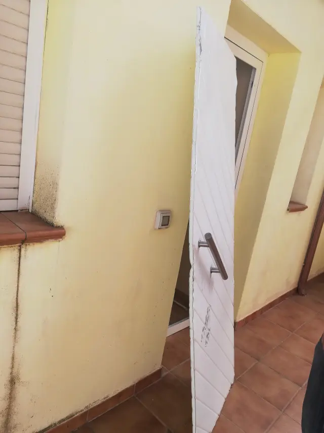 Una de las cinco puertas (tres de ellas metálicas y dos de madera) de una vivienda de turismo rural afectado por los daños cometidos hace tres años al detener a una banda de delicuentes albaneses.