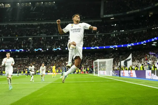 Rodrygo del Real Madrid celebra tras anotar el tercer gol de su equipo durante el partido de fútbol del Grupo C de la Liga de Campeones entre Real Madrid y Braga