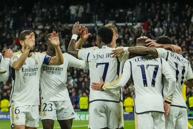 Vinicius Junior del Real Madrid celebra con sus compañeros tras anotar el segundo gol de su equipo durante el partido de fútbol del Grupo C de la Liga de Campeones entre Real Madrid y Braga