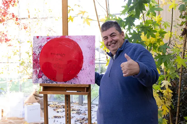 Fernando Vidal con su obra, que ilustra la etiqueta del Vino Amigo 2023 de Valentia y Enate.